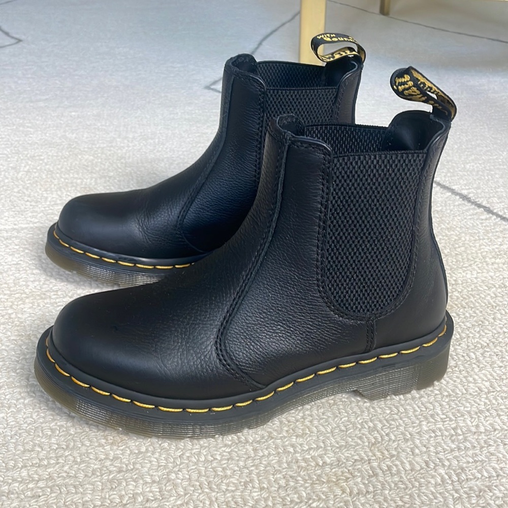 Like New Doc Marten Women’s Leather Chelsea Boot Size 6
